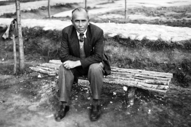 İsmail Hakkı Tonguç, açık havada bir bankta oturuyor
