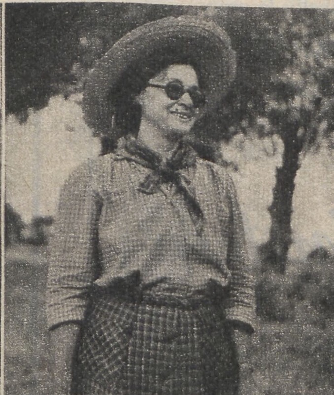 Nimet Özgüç, şapka ve gözlükle dış mekânda