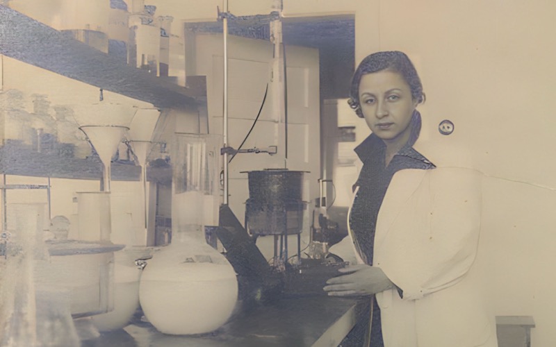 Remziye Hisar, laboratuvarda deney düzeneğinin yanında